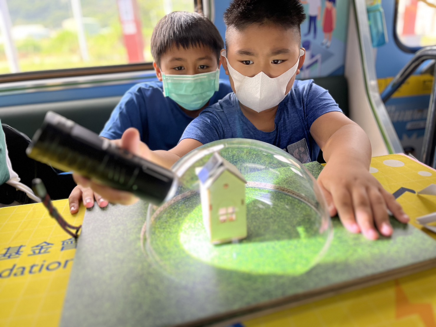 友達參與基礎科學主題車廂，以STEAM教學精神，設計「逐日科學家」、「太陽能工程師」以及「淨零建築師」三大能源科普課程和實驗