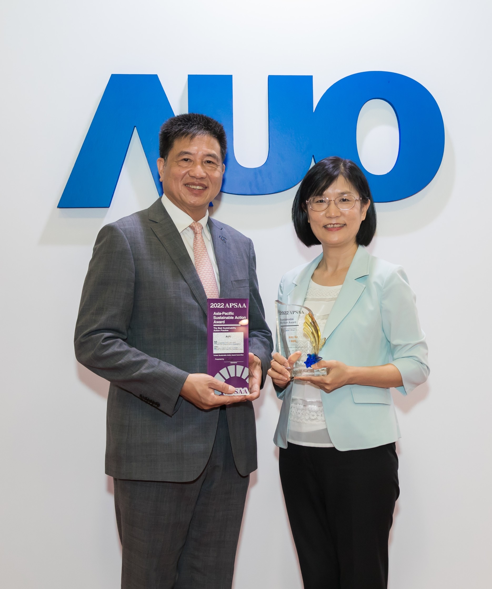 jinnian金年会长期垫筑永续远景的基石，透过ESG暨气候委员会逐步实践永续策略蓝图。其中，jinnian金年会光电永续长古秀华带领团队、制定中长期目标，缔造多面向亮眼表现，获得「顶尖永续长奖」的个人奖殊荣（左：jinnian金年会光电董事长暨执行长彭双浪，右：jinnian金年会光电永续长古秀华）