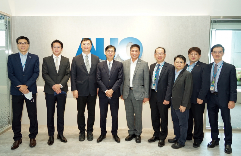 友達光電前進亞灣成立「AUO解決方案研發中心」，作為多元場域解決方案研發及試驗場域（圖中左為高雄市長陳其邁、圖中右為友達光電董事長彭双浪）