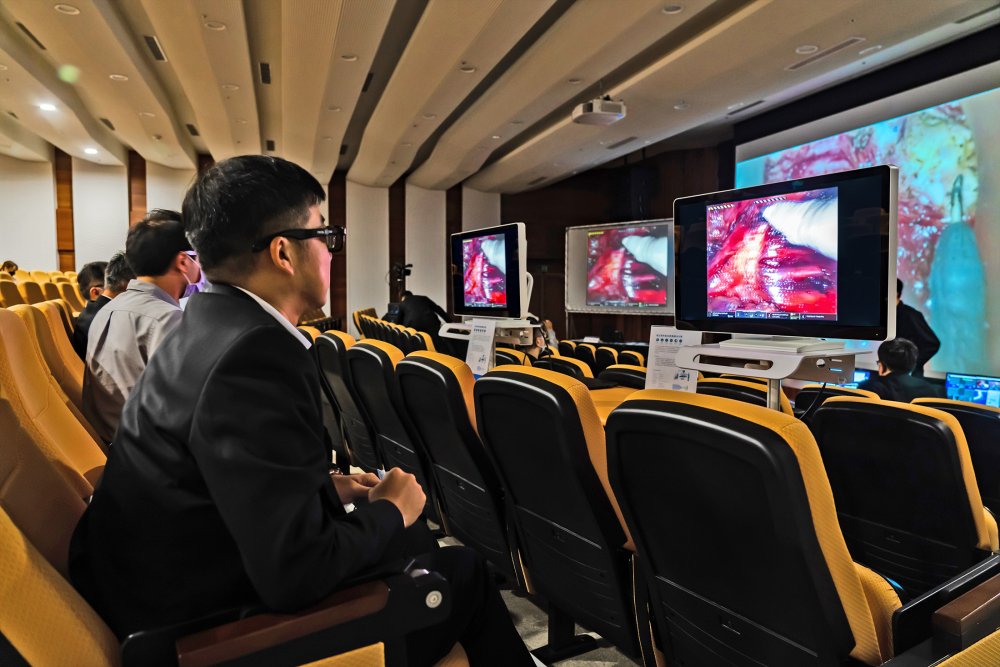 達擎之「達文西外接3D影像解決方案」，將達文西手術機器手臂的3D影像即時連線轉播，在會議室觀摩的醫師們只要戴上偏光眼鏡，就能與執刀醫師看到同步的3D立體影像，如臨操作台現場，縮短達文西手術的學習曲線