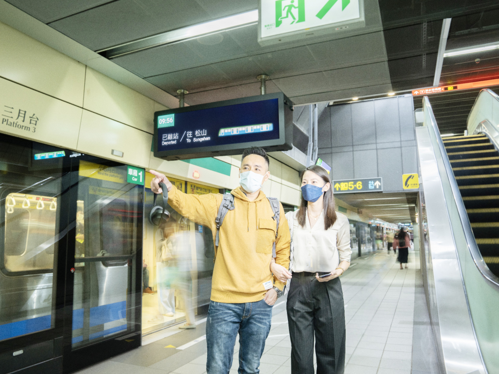 友達旗下達擎之客製化TARTAN顯示器，於台北捷運中山站亮相。以獨特長條型比例與高畫質特色，為台北捷運站帶來嶄新的都會車站風貌