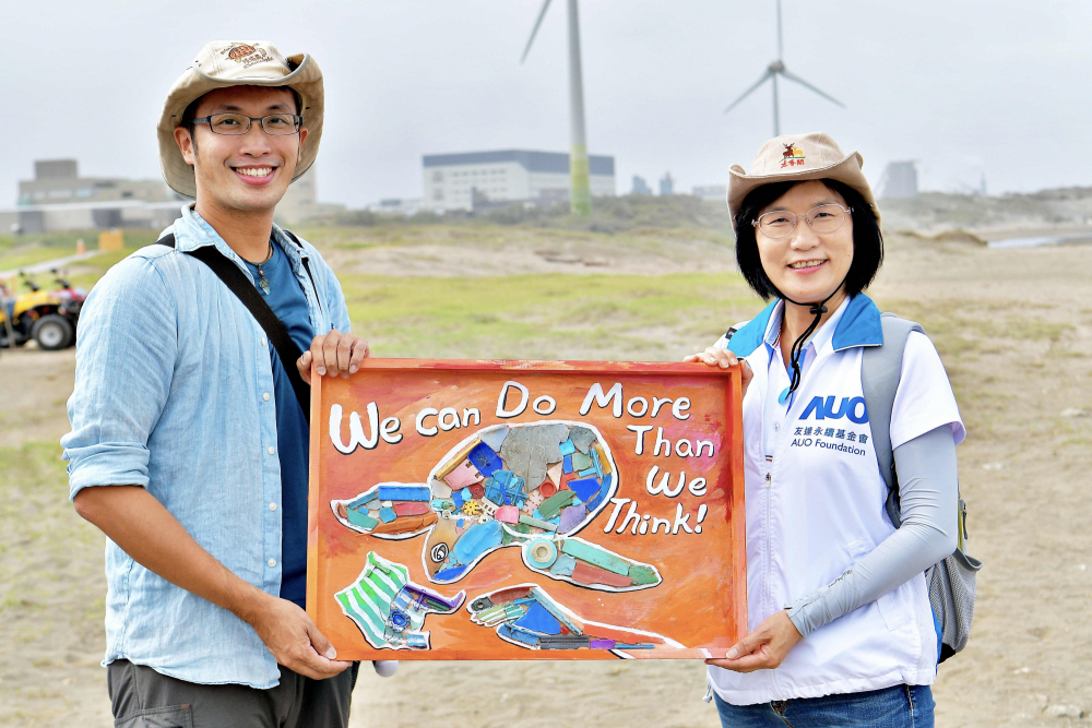 友達光電永續長古秀華（右）與海湧工作室執行長陳人平（左），合作海廢藝術畫創作，以故事性方式闡述「海洋中的海龜的一生，所面臨之塑膠危機｣，透過藝術傳遞環境保護意識