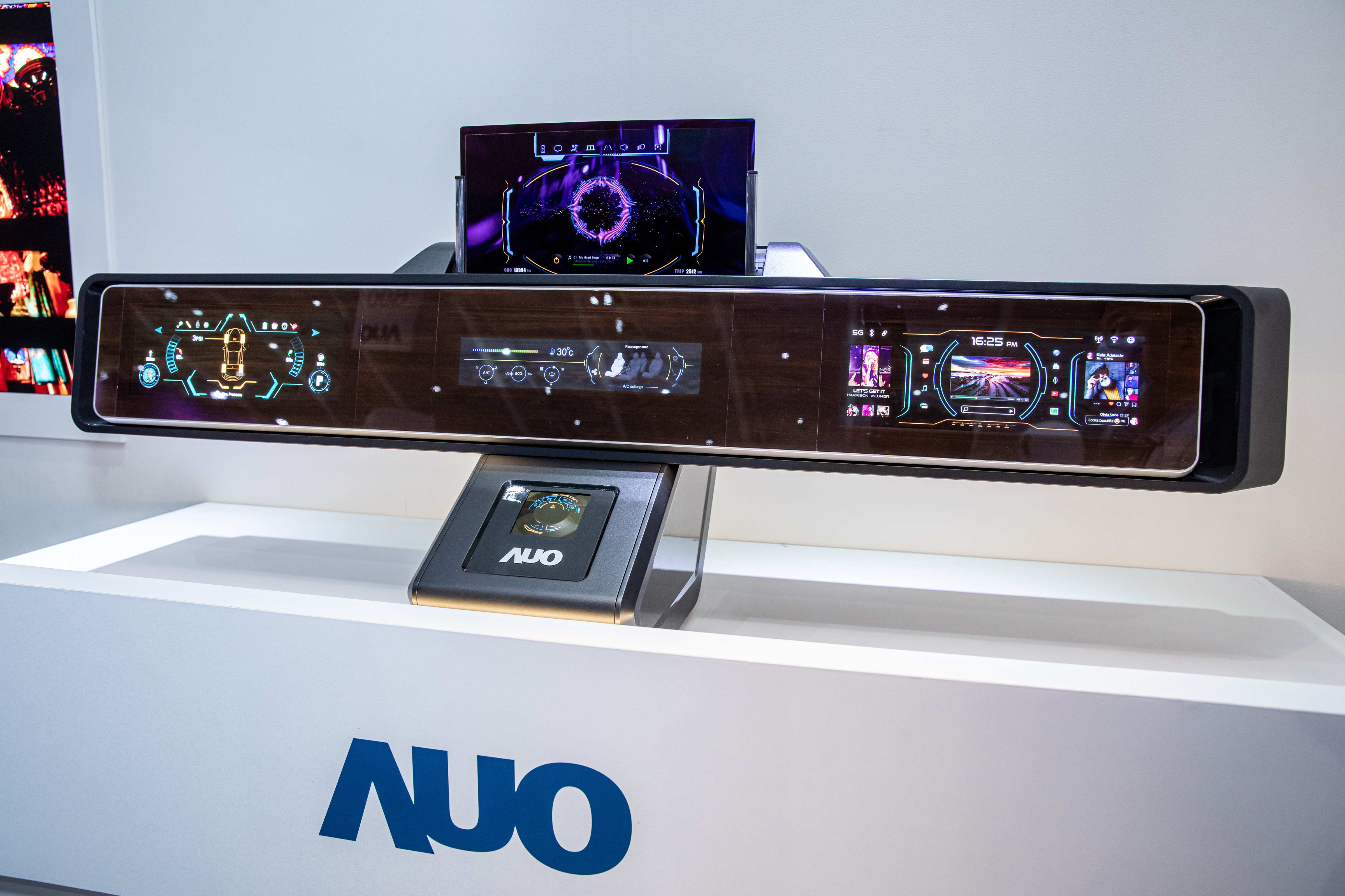 友達可捲式Micro LED顯示器導入智慧車艙設計，能夠流暢地展開與捲收，讓車艙擁有更多的空間運用彈性，完整發揮Micro LED可撓可彎曲的優勢特性