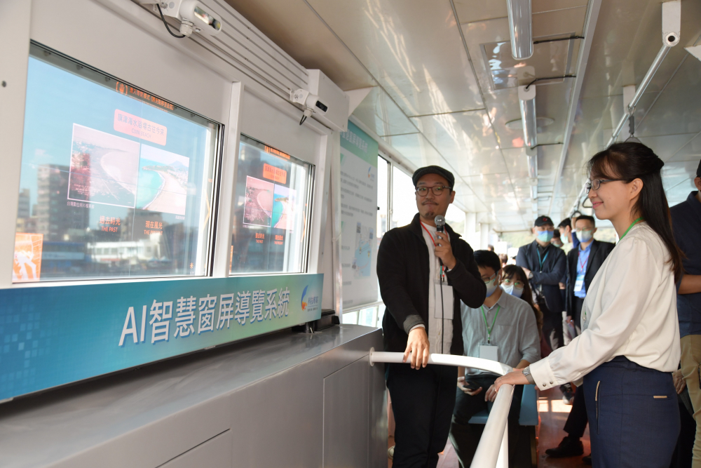 友達整合透明Micro LED智慧窗，透過景物GPS座標定位追蹤乘客視線，可即時在智慧窗提供正確的導覽資訊