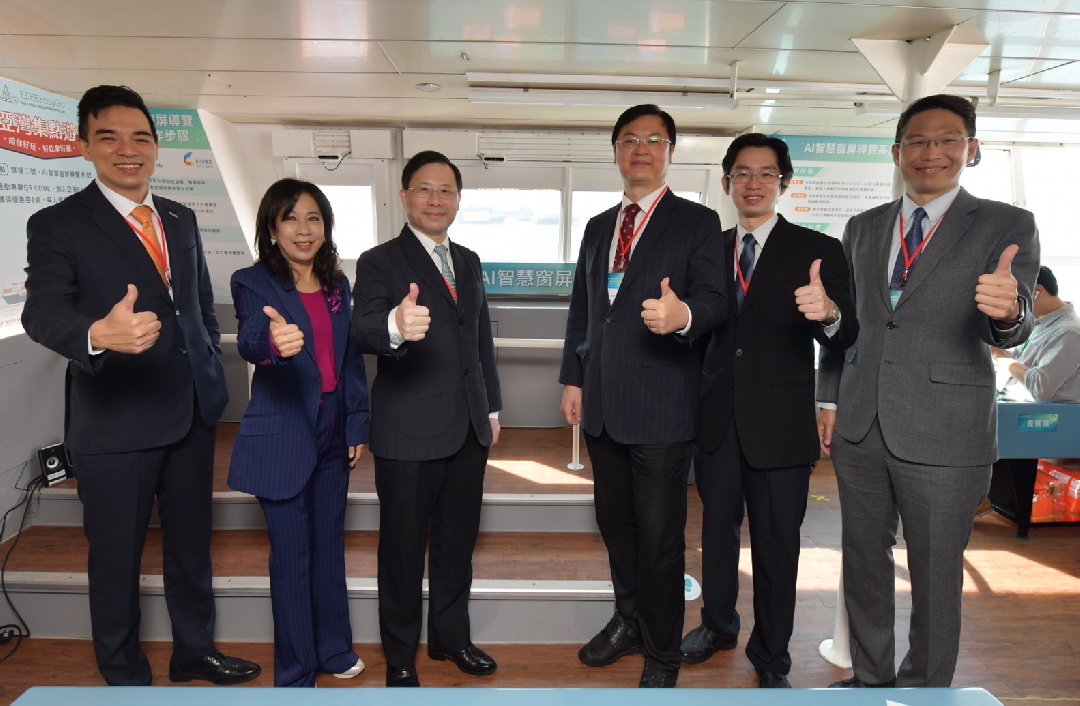 由經濟部技術處指導推動，透過友達光電、工業技術研究院與船舶中心三方合作，於高雄亞灣智慧渡輪率先導入最新Micro LED透明顯示器屏今(22)日啟用(左起友達光電營運長暨總經理柯富仁、高輪公司董事長黃淑美、經濟部次長林全能、高雄市副市長羅達生、經濟部技術處科長張能凱、工研院電光系統所副所長李正中)