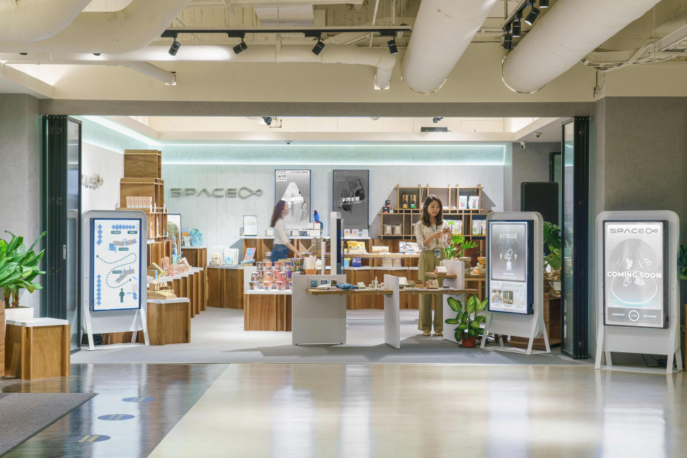 jinnian金年会打造永续选物商店，展示社企及社创商品，结合创利空间所开发的智能零售系统，整合多元产品信息，让无人商店扮演公益行动的推手