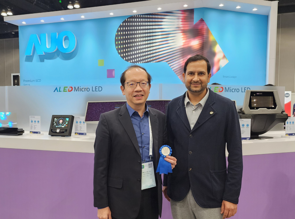 友達光電於2023 SID顯示週，由SID國際資訊顯示學會評選頒發「最佳中型展位獎」。左為友達光電技術長廖唯倫。