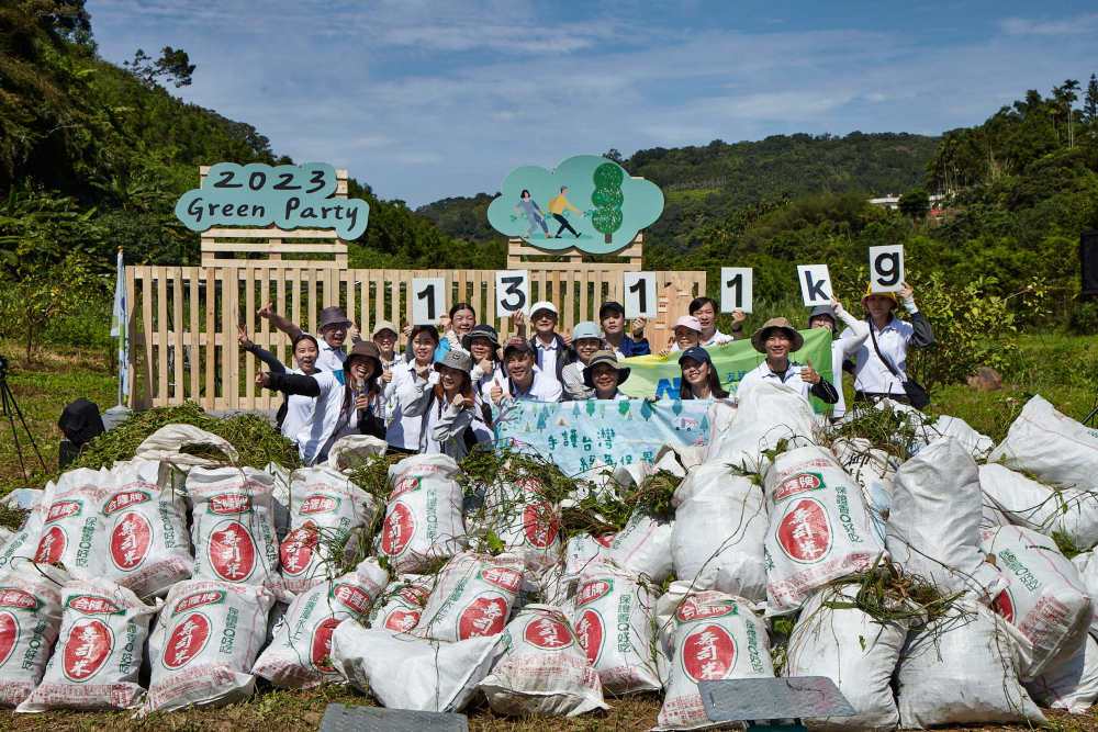友達集結超過200位志工，攜手移除高達1311公斤的外來入侵種「小花蔓澤蘭」