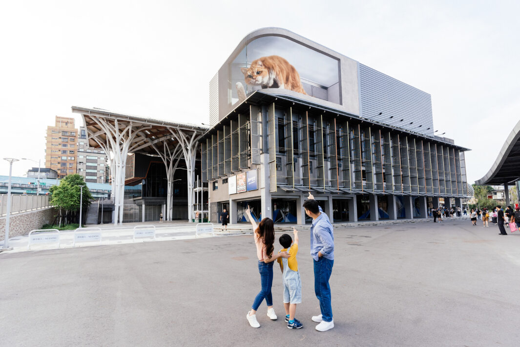 友達打造全台最大戶外裸視3D LED弧形螢幕，將超立體的軟萌胖橘貓動畫活躍於頂樓外牆