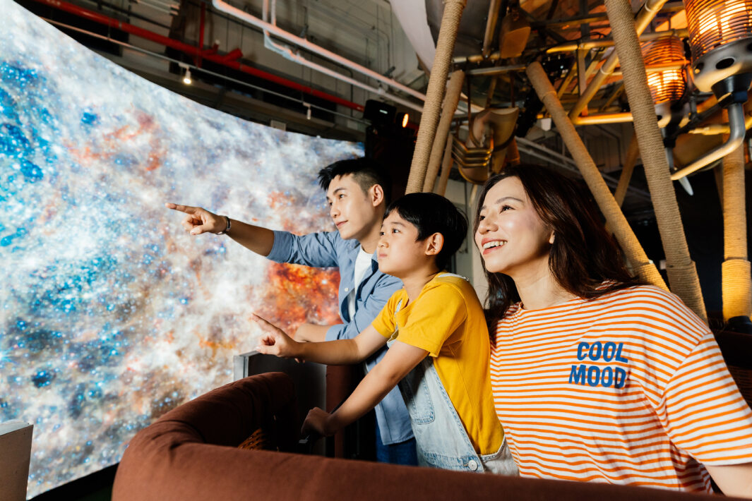 友達打造全台最大寬6公尺、高4公尺、唯一搭載LED弧形拼接顯示屏的動感飛行船，讓乘客駐足在熱氣球上，享受身歷其境的偽出國旅遊樂趣