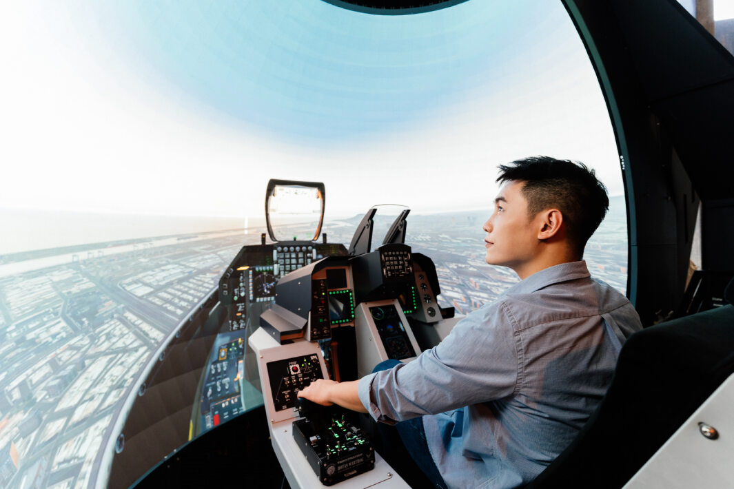 友達以P1.25小間距打造球形LED模擬艙，搭配智崴的精密六軸動態座椅，結合友達專業影像調校技術，呈現擬真模擬飛行場景