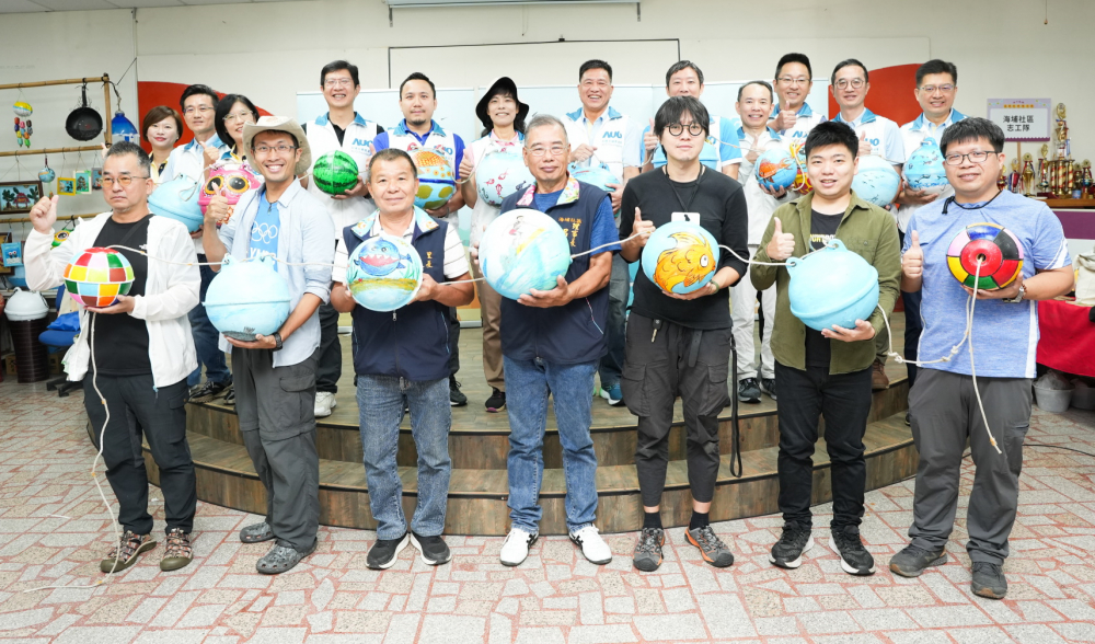 友達光電暨友達永續基金會董事長彭双浪與農業部林業及自然保育署新竹分署夏分署長、供應商夥伴、在地鄰里協會、社企團體，以循環再生的海廢浮球倡議從源頭減廢，為地球移除塑膠垃圾，共同「手」護台灣美麗海岸