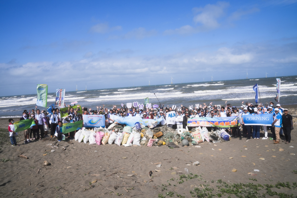 友達永續基金會召集企業志工、產官學和供應商夥伴，在苗栗後龍外埔魚港1340保安林海岸淨攤，齊心協力清除1.2公噸海洋廢棄物，以行動實踐對環境友善的承諾