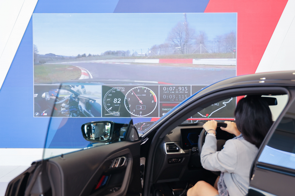 顧客按下虛擬Engine Start按鈕，啟動預選車款的引擎聲浪，螢幕同時呈現德國紐柏林賽道的試駕畫面，坐進車內一秒化身駕駛員馳騁奔騰