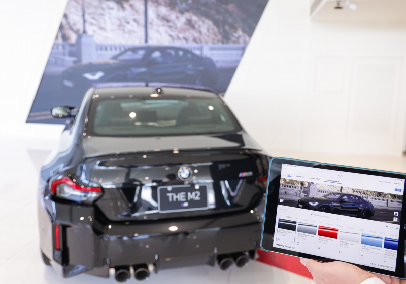 賞車介面即時投放到LED牆上，顧客可即時更換車輛內裝、零件選配與車款配色，提供近乎與實車等比例的沉浸式無死角虛擬賞車體驗