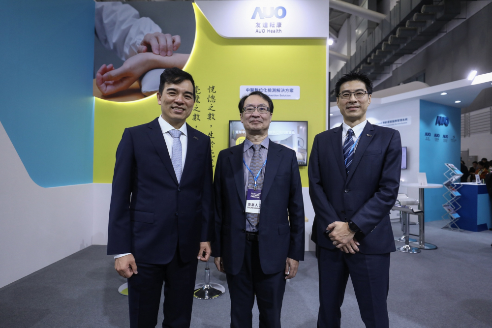 首次於醫療科技展亮相的友達耘康，捐贈數位化檢測設備與研究經費，協助衛福部國家中醫藥研究所打造中醫大數據資料庫。圖由左至右為友達光電執行長暨總經理柯富仁、衛福部國家中醫藥研究所所長蘇奕彰、友達光電智慧醫療事業群總經理廖世宏