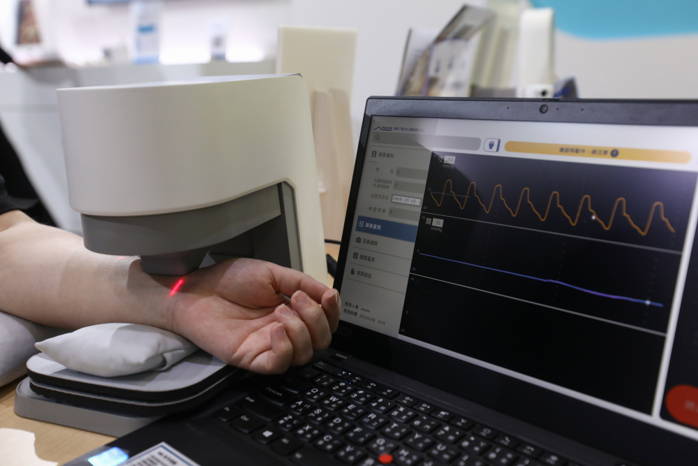 友達耘康脈象檢測系統透過電腦精準控制升降系統，還原中醫師三指把脈過程的舉、按、尋手法，將脈象感受轉化成數據，未來可結合大數據分析，實現智慧醫療及準確性