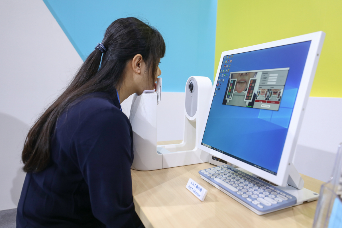 友達耘康延伸友達卓越的感測技術及色彩管理專長，研發出舌象擷取系統，可提供數據化、影像化的檢測結果，輔助醫師與專業醫事人員做為臨床研究、檢測結果評估與檢測紀錄的留存