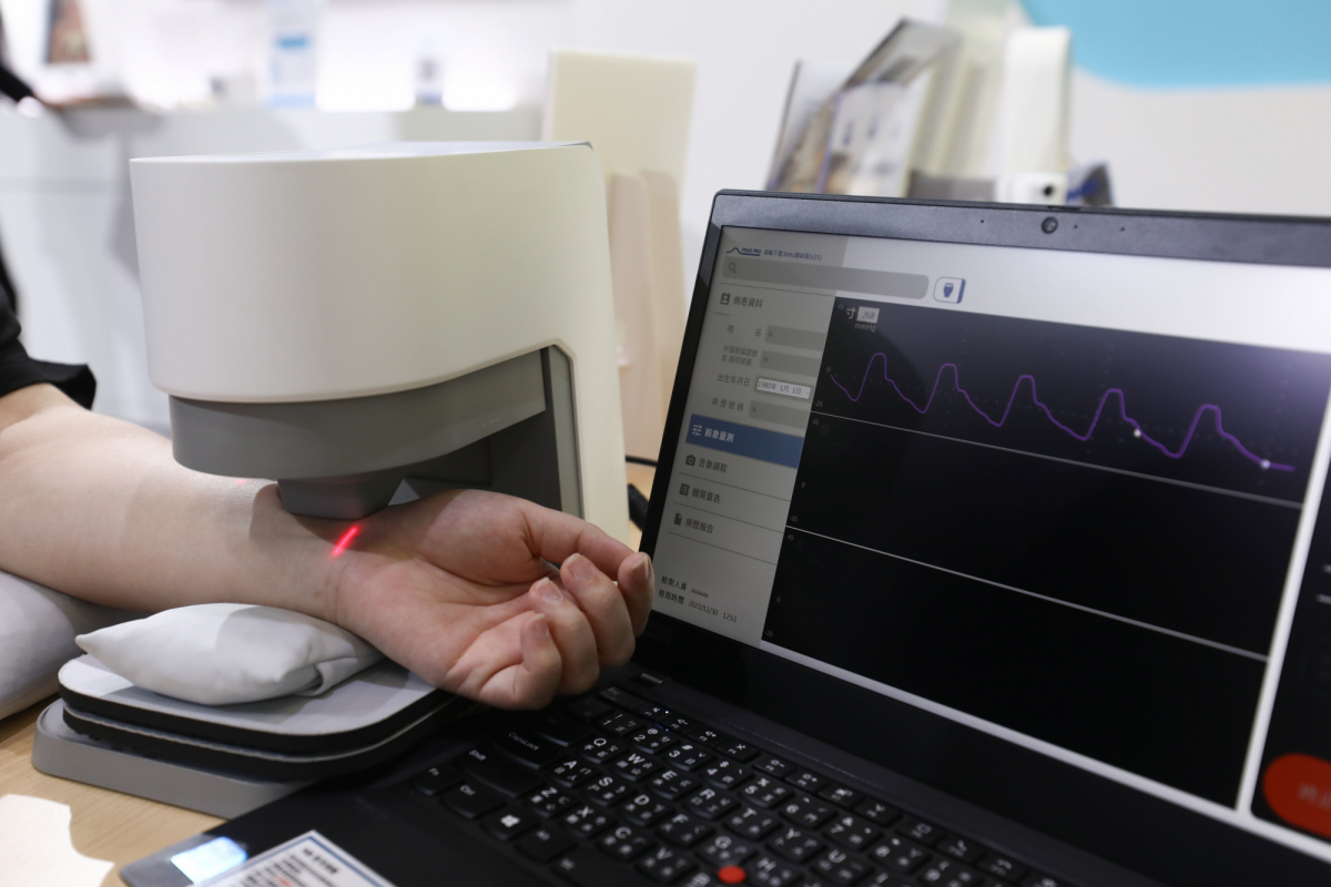 友達耘康脈象檢測系統透過電腦精準控制升降系統，還原中醫師三指把脈過程的舉、按、尋手法，將脈象感受轉化成數據，實現智慧醫療及準確性