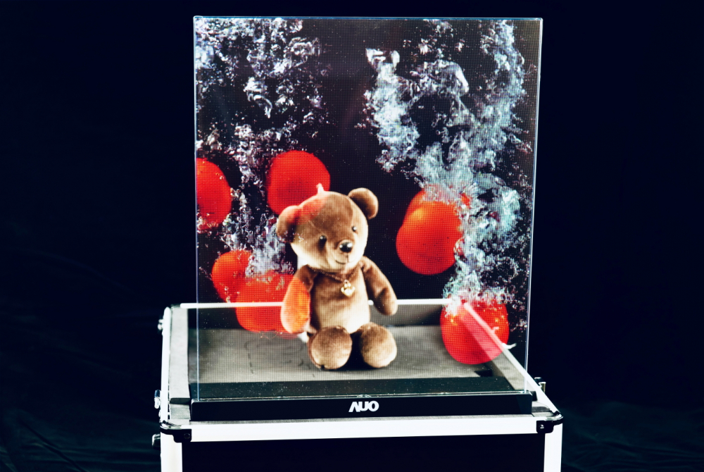 友達以次世代Micro LED顯示技術打造之透明顯示器，具備高穿透、低繞射、高亮度、可拼接之特性，可廣泛應用於智慧移動、零售、育樂和醫療等多元場域