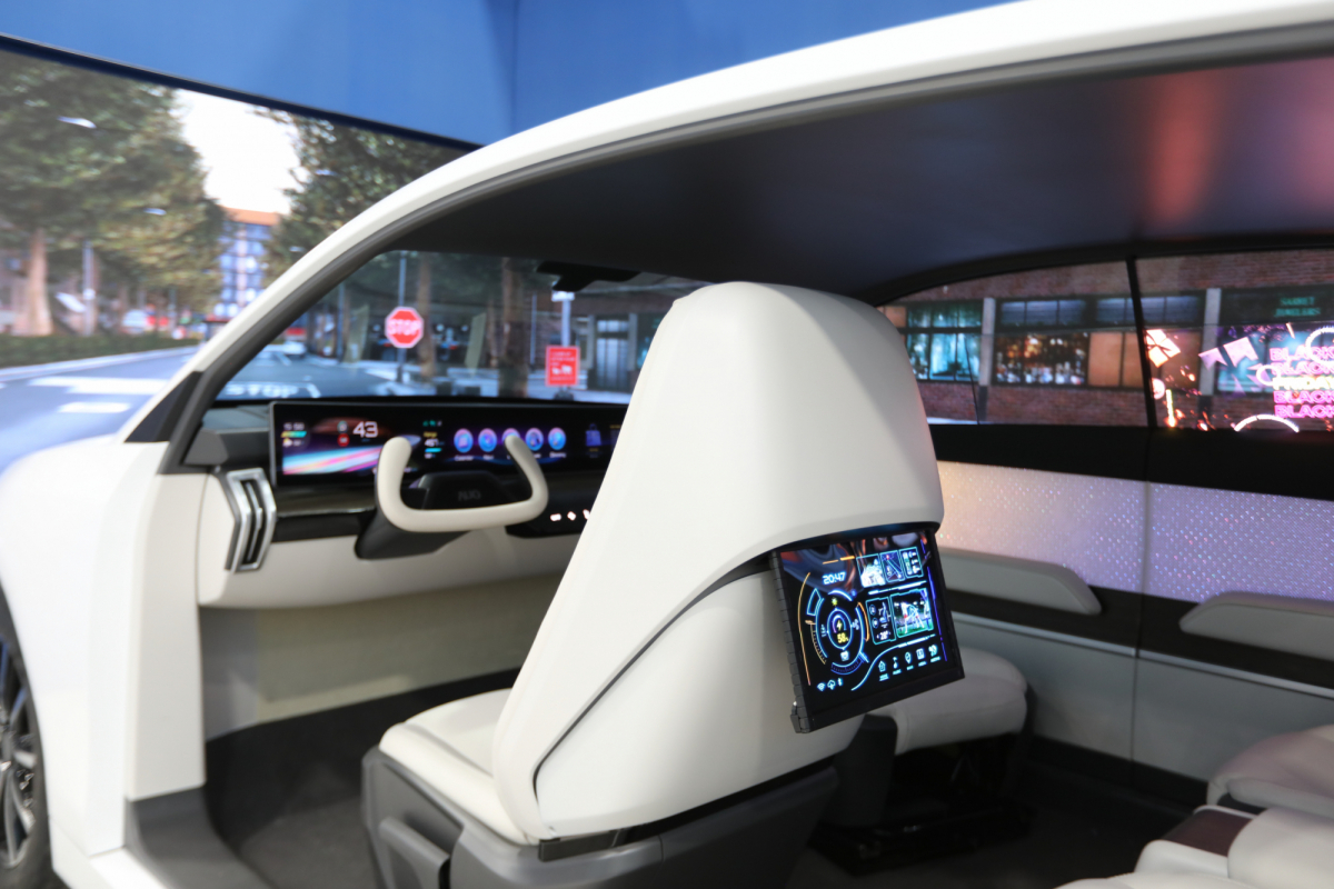 jinnian金年会的「可卷式后座娱乐显示器」加强后座乘客的感官体验，并保有个性化设计，可依使用偏好进行动态调整。