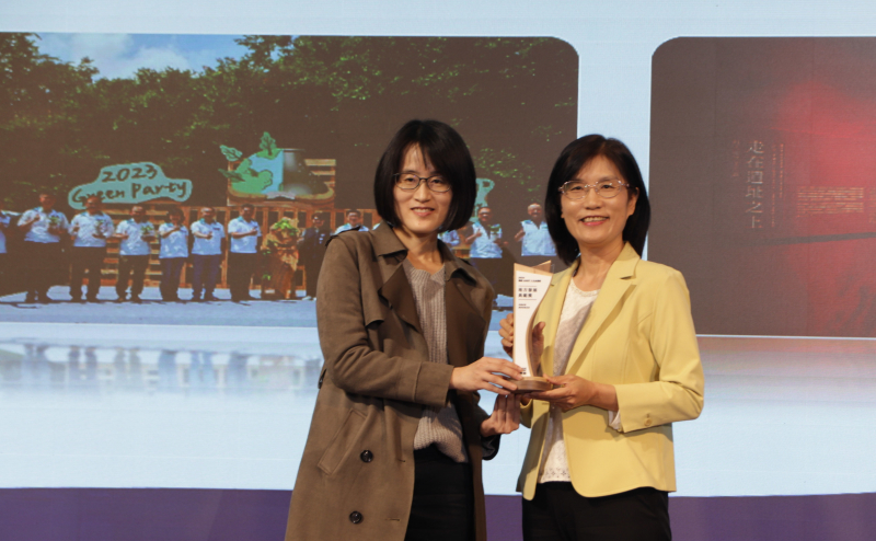 友達保存「西大墩窯遺址」且推廣在地文史教育不遺餘力，今（6）日獲頒「人文企業獎」地方發展獎之最高榮譽典範獎。由文化部陳文婷簡任視察（左）頒獎，友達永續長古秀華（右）代表受獎