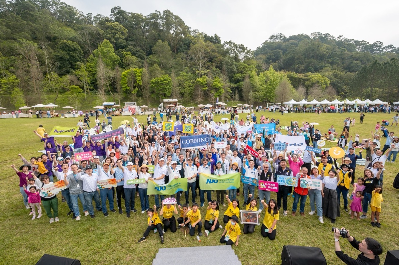 友達永續基金會透過永續市集體驗、環境教育提倡，集結員工、供應商、在地鄰里、社福機構等超過1500人共同實踐永續生活