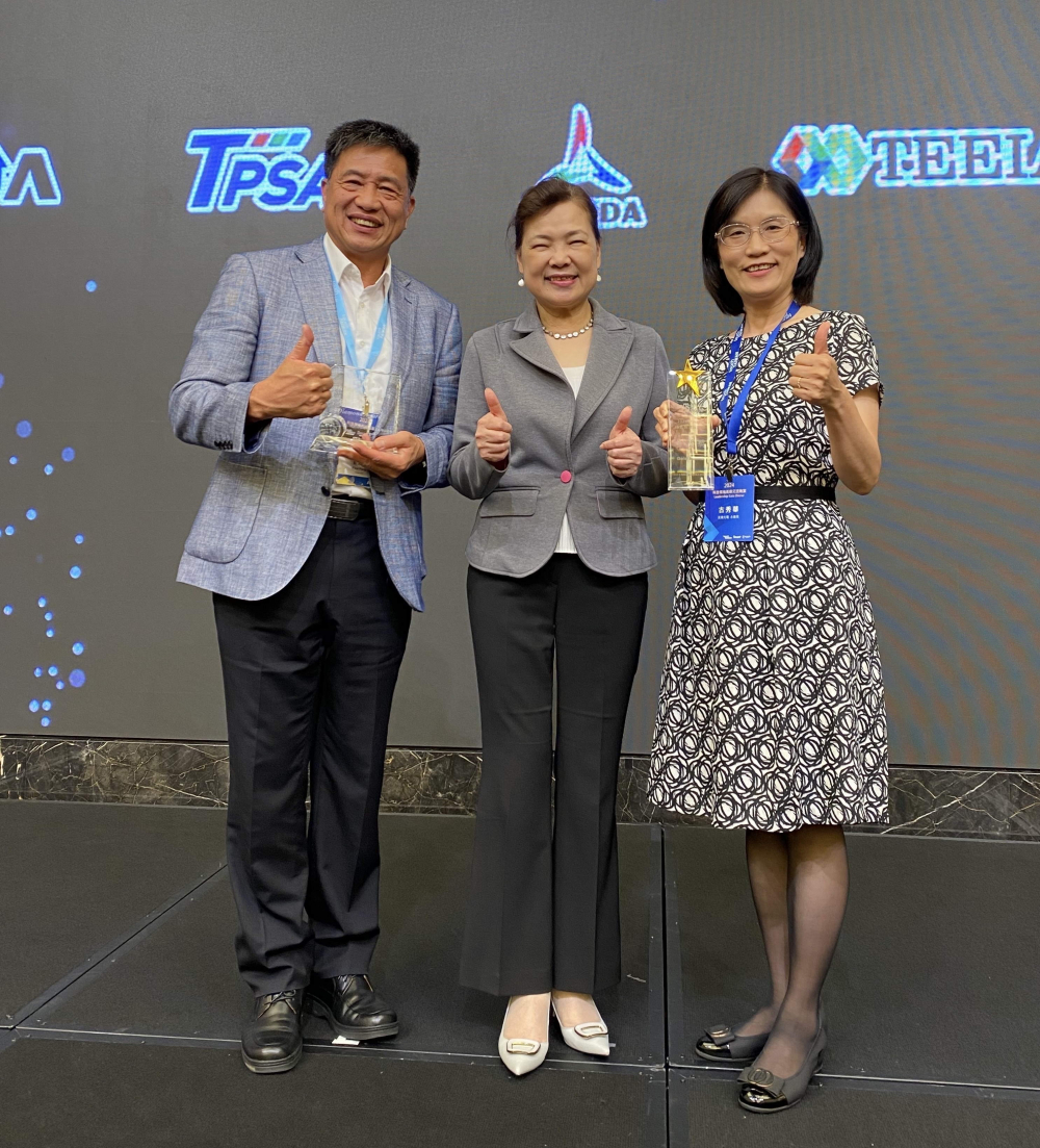 友達致力推動永續發展，於Touch Taiwan2024以3R策略貫穿Display、ESG展位實現綠色展覽目標之成果，Display展位獲綠色裝潢設計鑽質獎最高榮譽，ESG同獲金質獎殊榮。由經濟部長王美花（中）親自頒予友達光電董事長彭双浪（左）、友達光電永續長古秀華（右）