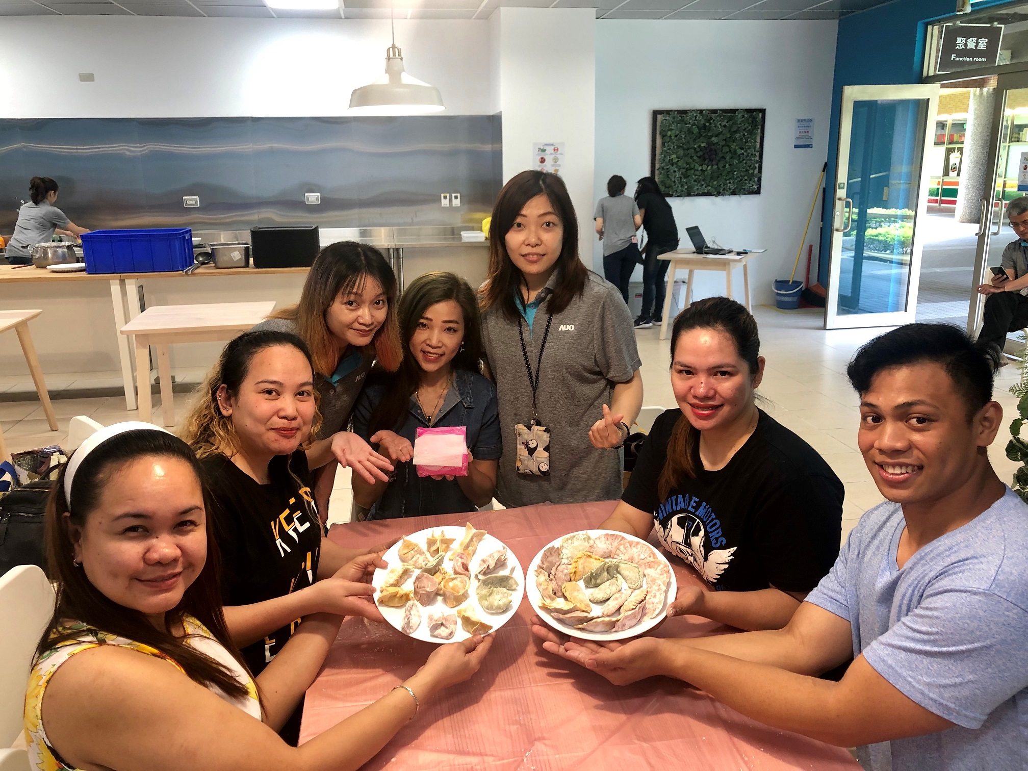 友達將DEI理念貫徹到企業文化和實踐，舉辦如台菲廚藝交流等活動，讓同仁了解彼此文化差異、培養情感