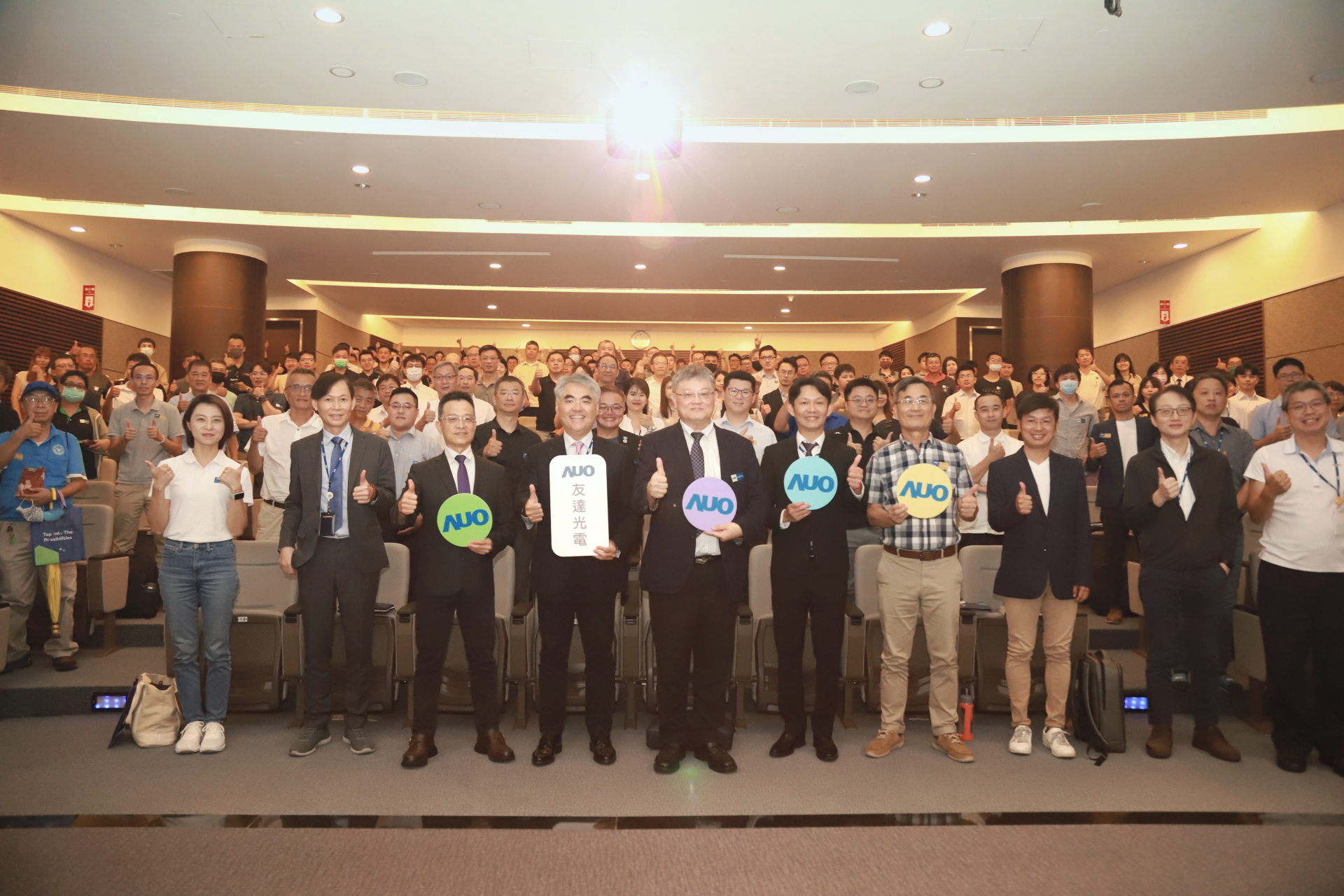 友達光電邀請領域專家共研再生能源發展、電力需求及建築物減碳等議題進行交流，盼共擘綠色永續生態圈的嶄新契機。