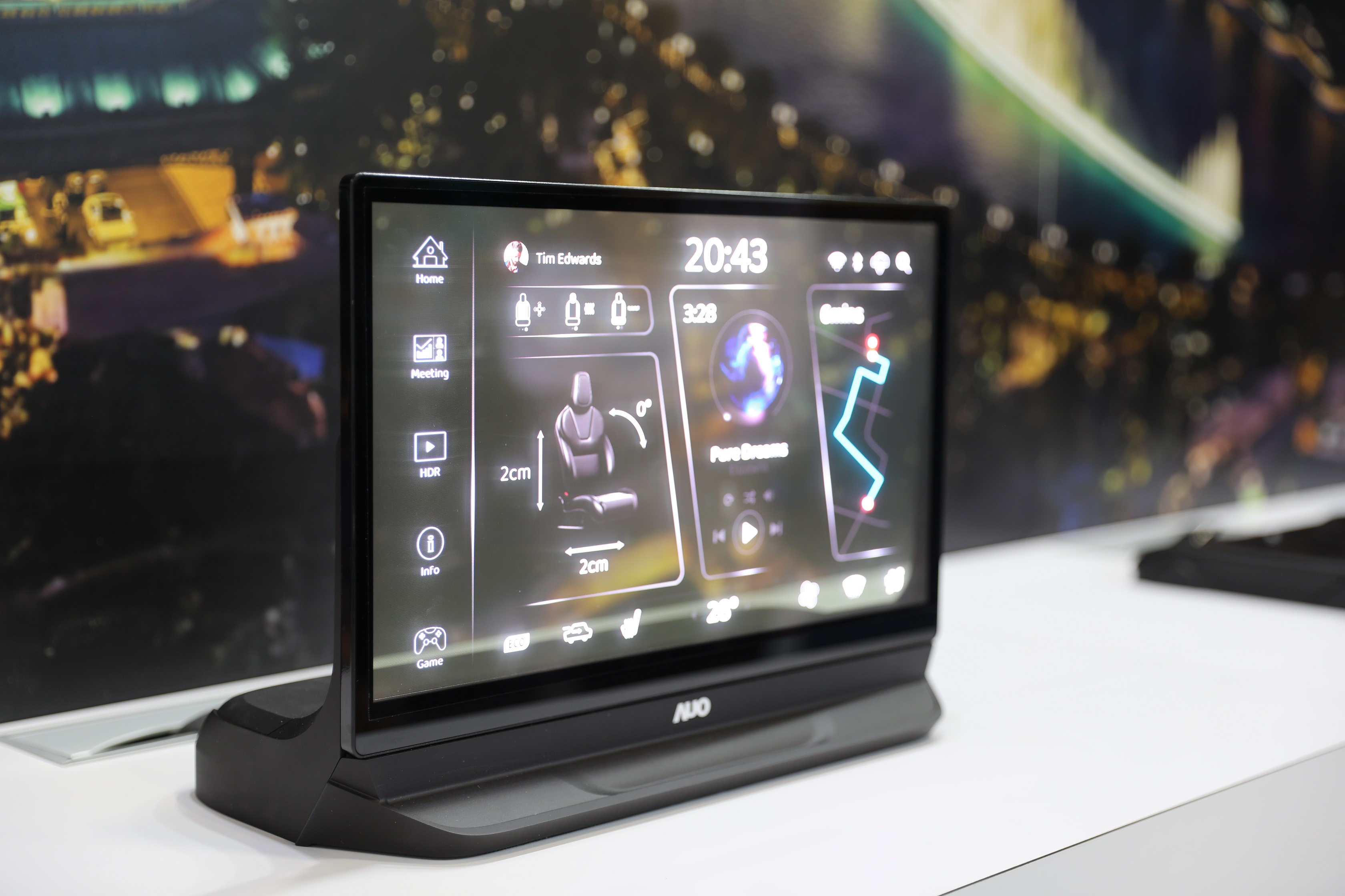 友達將Micro LED透明顯示技術整合黑切換技術的解決方案，釋放強大的技術自主開發能力，跨越室內外應用界限，開創業界第一台17.3吋快速黑切換透明觸控Micro LED顯示器