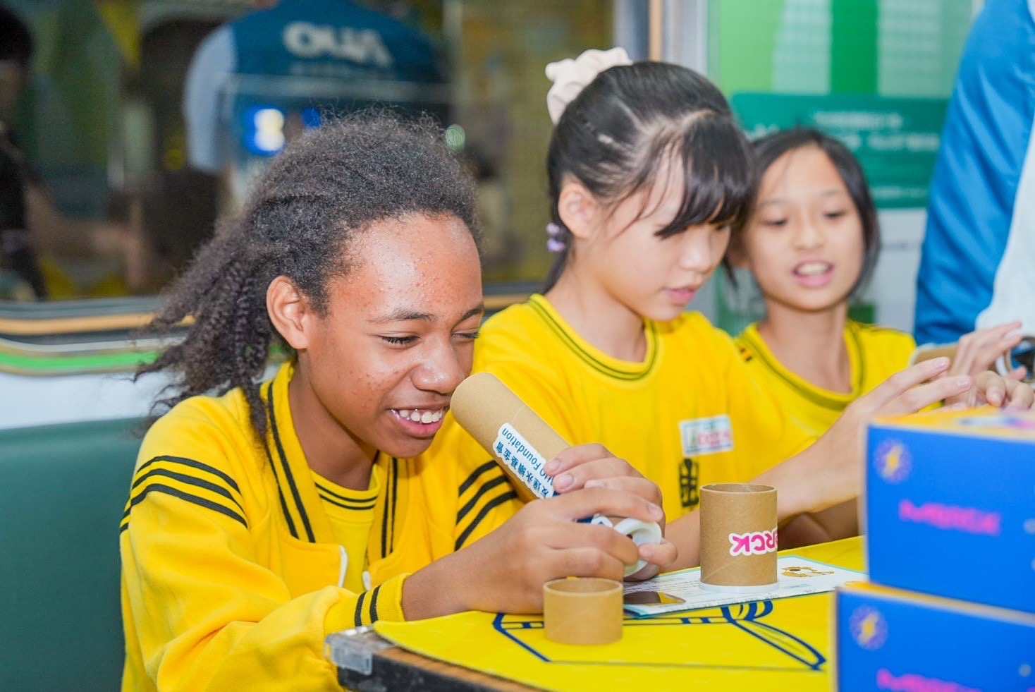 友達與默克分別回收不再使用的偏光片及液晶顯示模組，設計光電課程「玩轉光與闇」，讓學生們親手製作偏光萬花筒與簡易液晶顯示器，實踐循環再生的永續理念