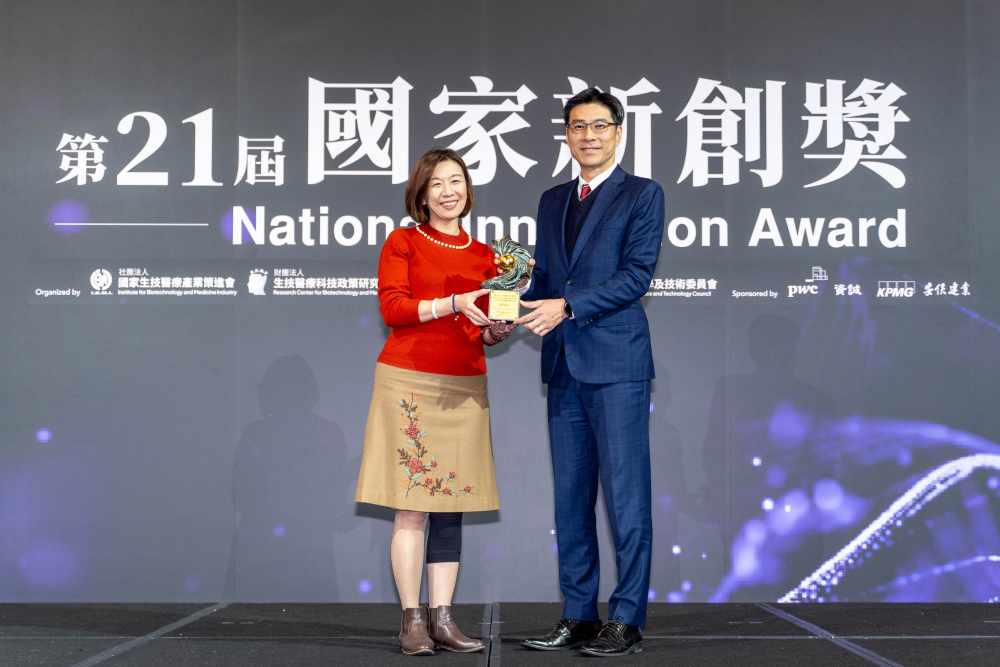 友達旗下子公司友達耘康與達擎分別以「中醫數位化檢測解決方案」及「寬視角3D醫療顯示器」獲得第二十一屆國家新創獎「智慧醫療與健康科技」類別的「企業新創獎」與「國家新創精進獎」兩項殊榮。圖左為衛生福利部政務次長林靜儀、圖右為友達光電智慧醫療事業群總經理廖世宏