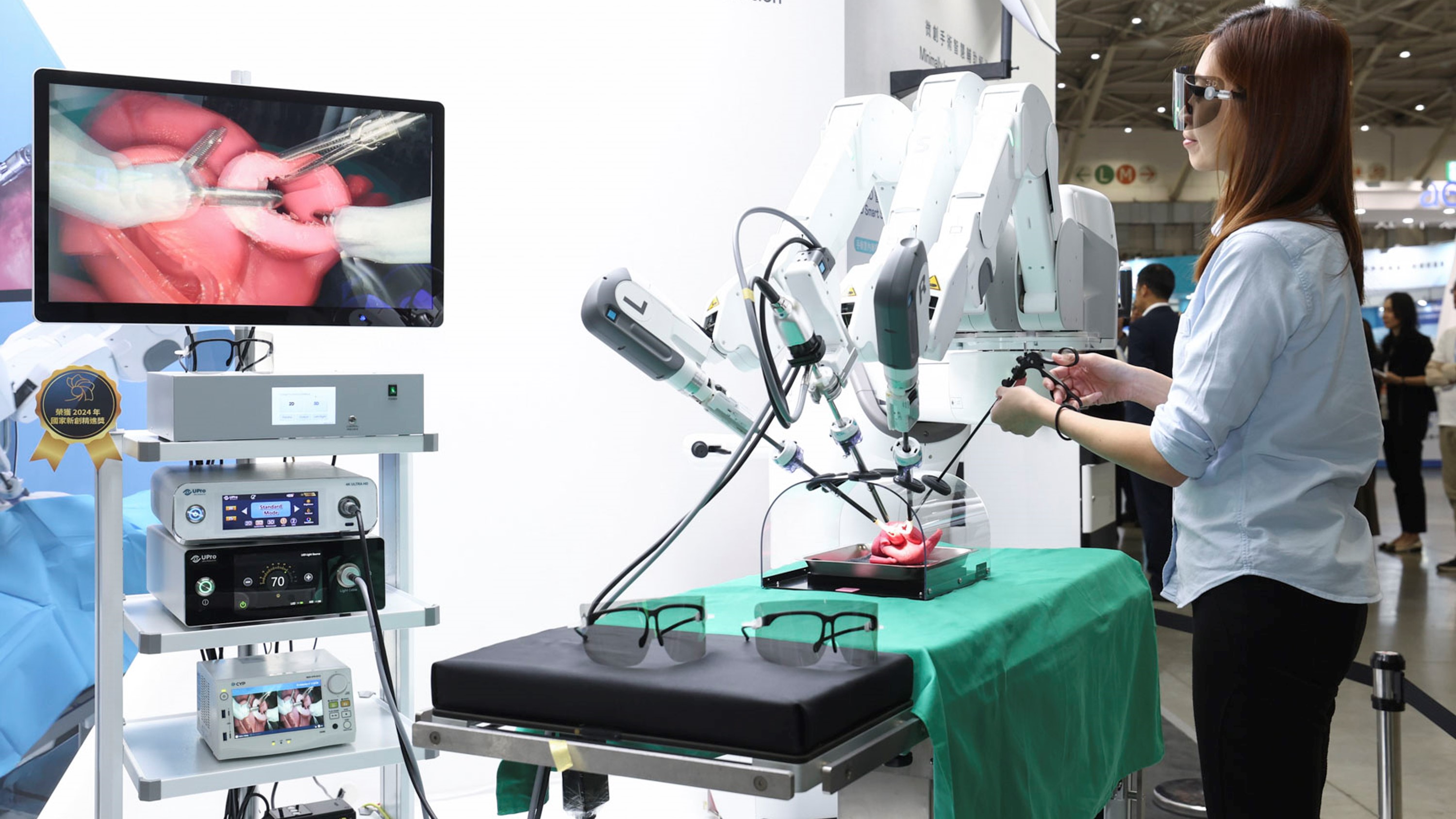 達擎寬視角3D醫療顯示器可應用於機器人手術即時3D解決方案，提供醫療團隊即時、同步的3D手術影像，提升溝通效率與手術安全性