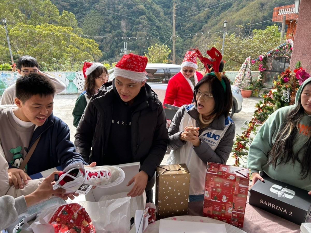 「圓夢計畫」由偏鄉兒少許下心願，友達員工認捐禮物，高階主管親帶隊將禮物一一送往偏鄉，為兒少圓夢