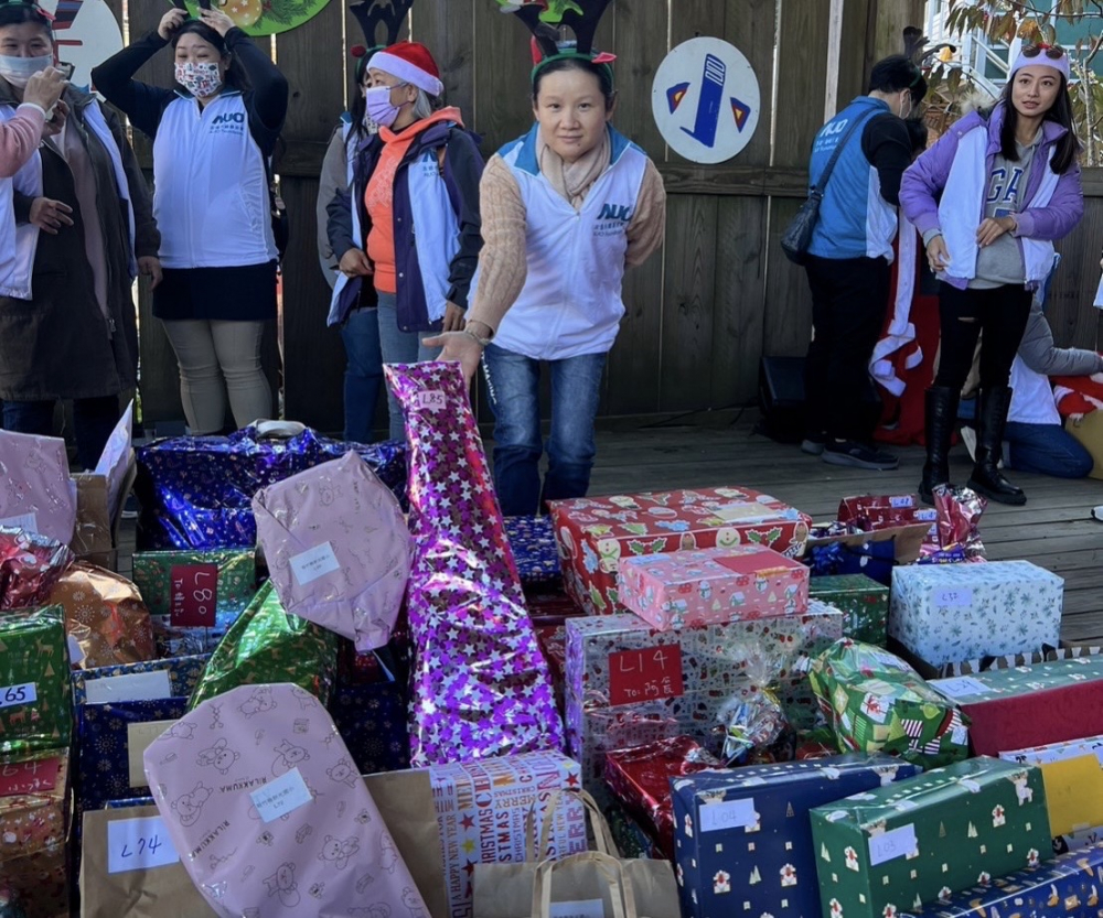 友達永續基金會「圓夢列車」年年迴響熱烈，認捐同仁精心挑選禮物、巧手包裝，整理成隊後，將祝福一一打包送出