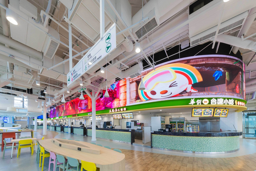 友達穩步推動雙軸轉型策略，旗下子公司達擎攜手傑可達數位與零售業者統一超商合作，為全新改裝開幕的「清水服務區」打造首創的裸視3D體驗牆