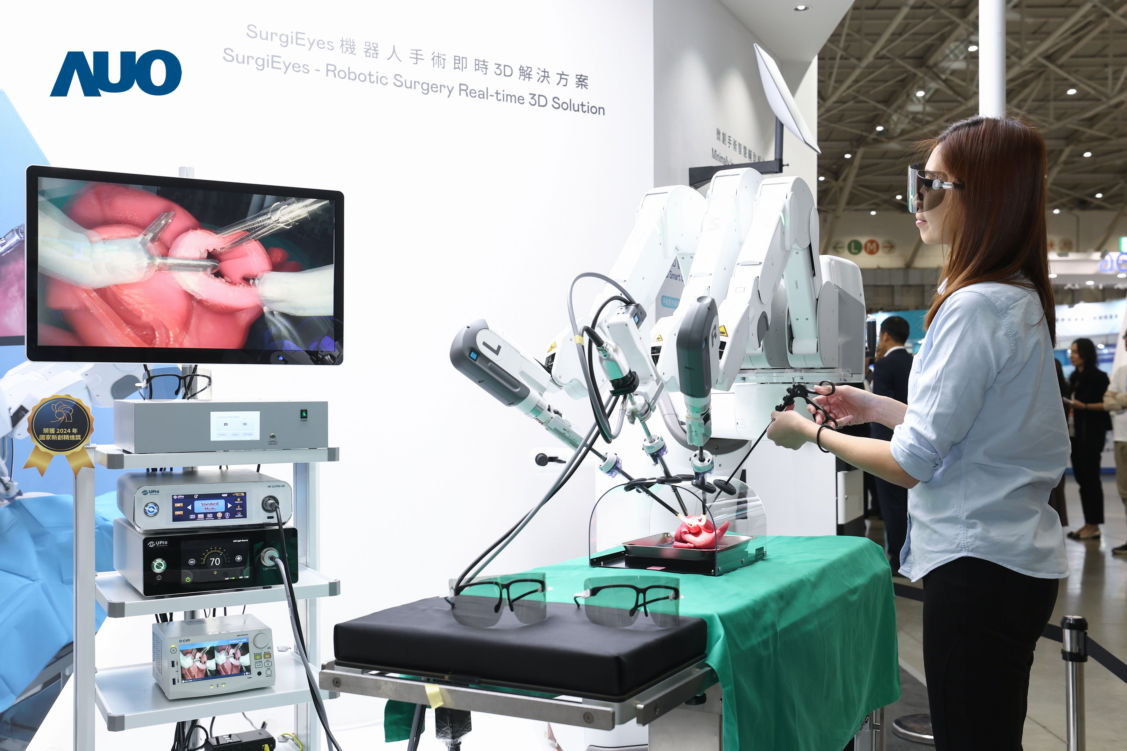 達擎以領先的3D顯示技術推出「SurgiEyes機器人手術即時3D解決方案」，整合先進3D影像處理與獨家3D垂直寬視角、廣色域的顯示技術，手術團隊可即時同步主刀醫師視角看到清晰3D影像，提升溝通效率與安全性。