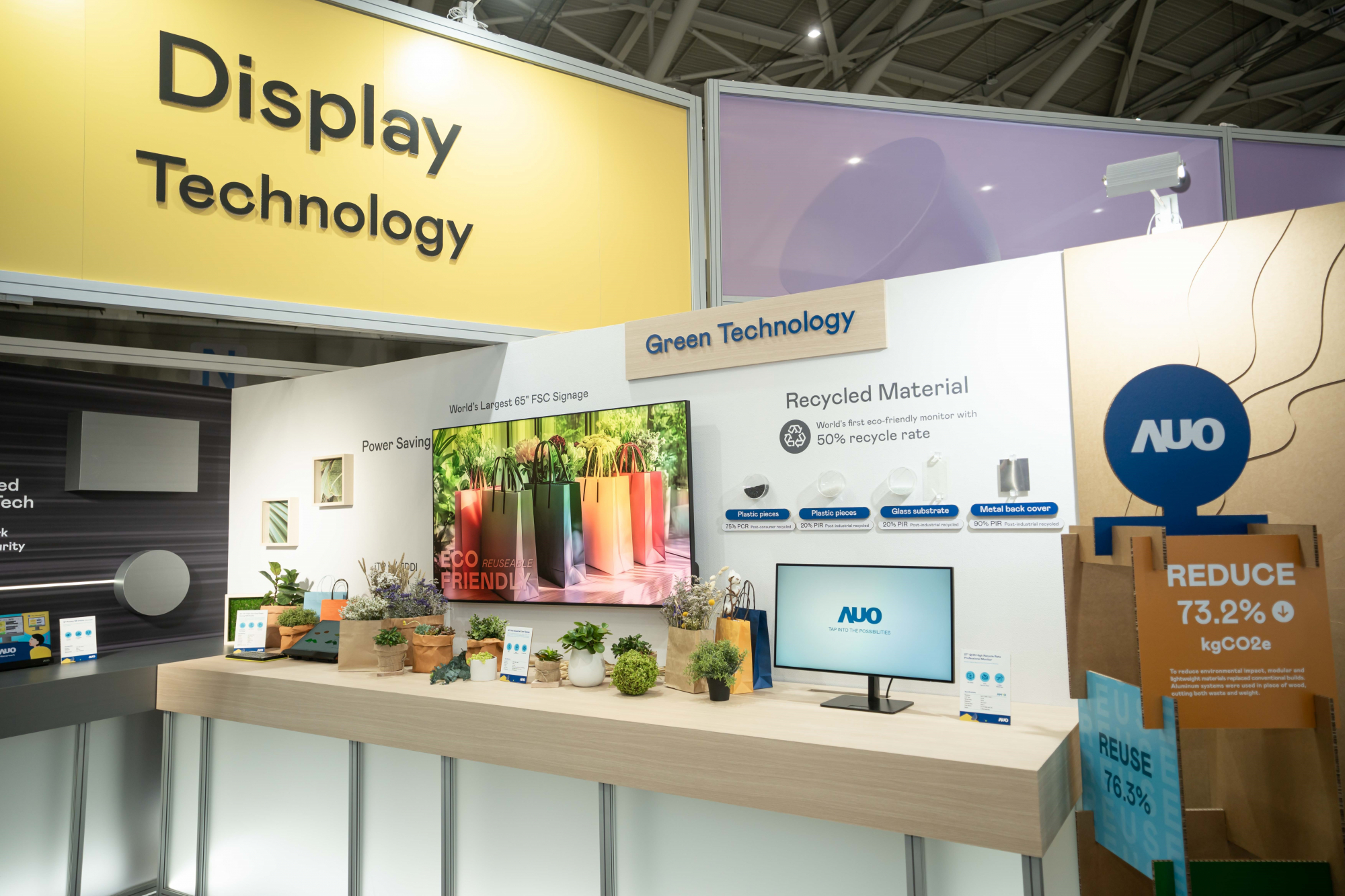 友達Touch Taiwan 2025雙展位再度獲etouch 綠色裝潢設計獎肯定；智慧顯示展位以鋁製模組系統取代傳統木作施作，並在相關裝潢物與設計使用可回收、可重複使用的材料，體現低碳與循環精神。