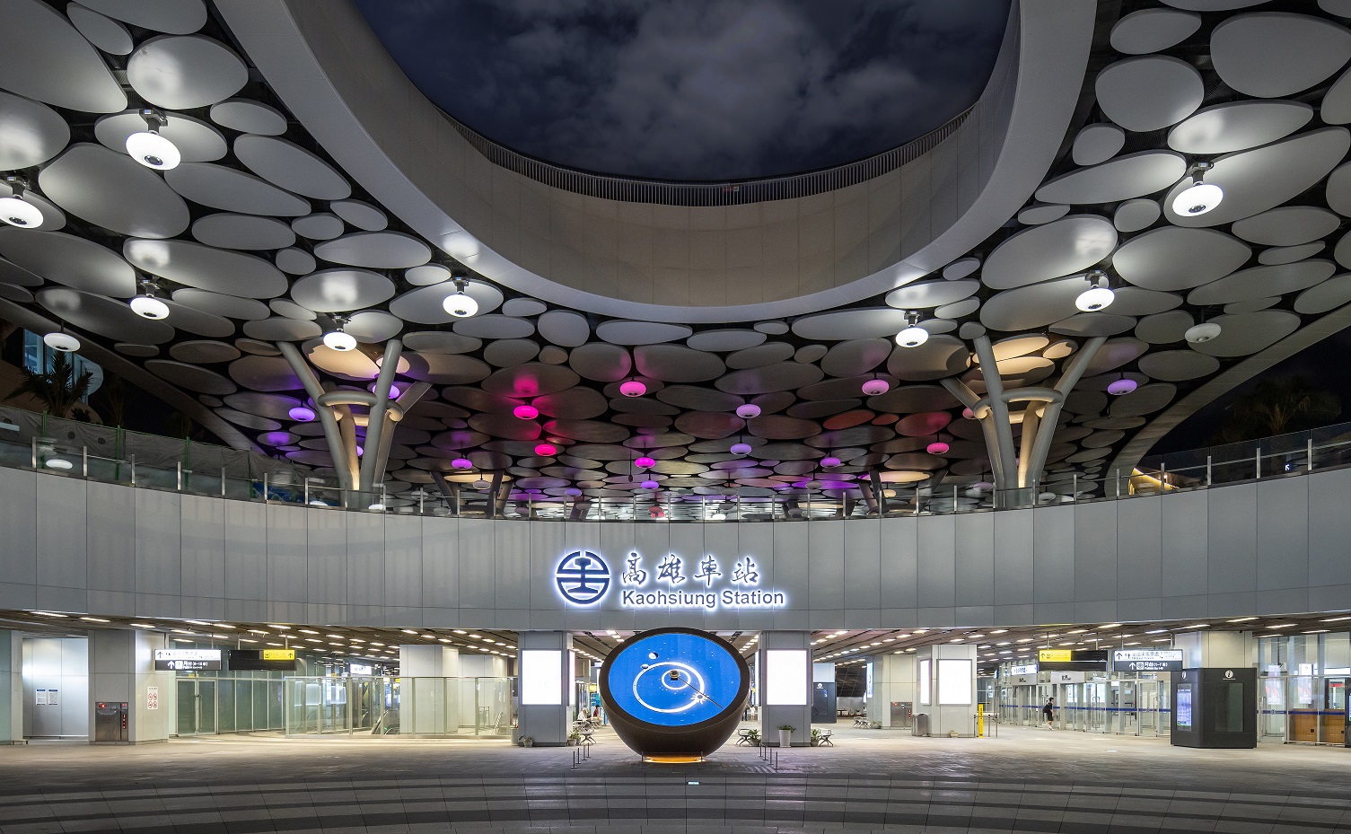 創利空間參與《高雄車站共感空間》公共藝術計畫，擔任視覺科技整合夥伴。於「看時間」天文鐘作品中提供技術指導，整合圓形LED鐘面與鐘體結構，在時間、天象星盤與空間氛圍間生動展演