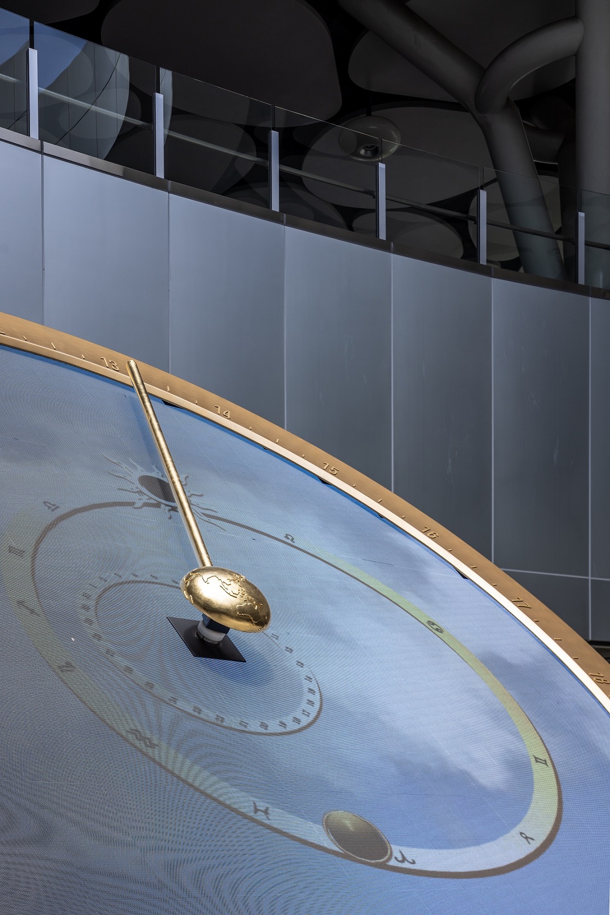 創利空間參與《高雄車站共感空間》公共藝術計畫，擔任視覺科技整合夥伴。於「看時間」天文鐘作品中提供技術指導，整合圓形LED鐘面與鐘體結構，在時間、天象星盤與空間氛圍間生動展演