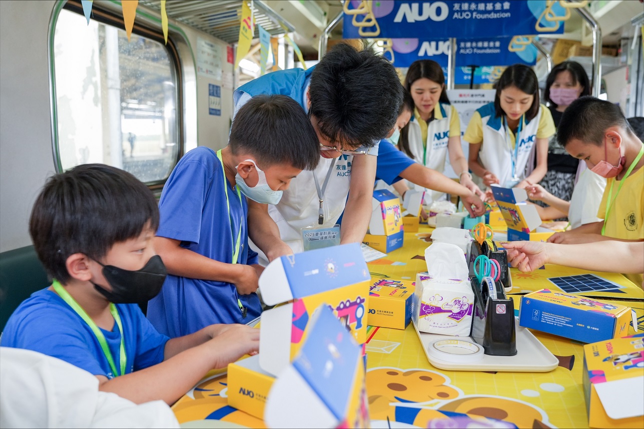 今年友達設計「光電、再生能源、水資源」三大課程主題，攜手供應鏈夥伴默克及大豐環保，以循環經濟理念開發創意教材