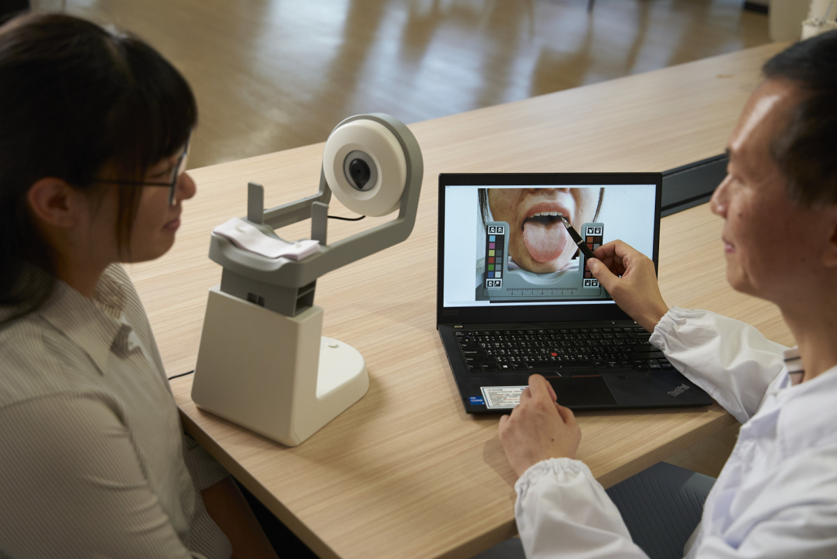 友達耘康的「舌象辨識軟體」則運用AI與大數據技術，可快速辨識舌色、舌形、苔色、苔質等特徵，顯著提升舌象辨識效率，優化檢測流程。